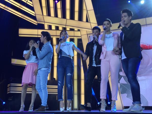 In a rare moment, popular love teams JaDine, KathNiel and LizQuen share the stage on It's Showtime. PHOTO FROM IT'S SHOWTIME'S TWITTER ACCOUNT