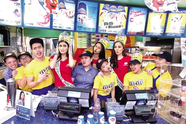 BB. PILIPINAS queens (from left) Miss Universe Philippines Pia Wurtzbach, Bb. Pilipinas-International Janicel Lubina and Bb. Pilipinas-Supranational Rogelie Catacutan with the crew of Dairy Queen Gateway Mall