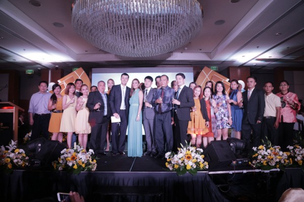ATC Healthcare president Albert Chan, ATC Healthcare CEO Derick Wong and Reducin endorser Nikki Gil with the ATC Healthcare family during the ceremonial toast. 
