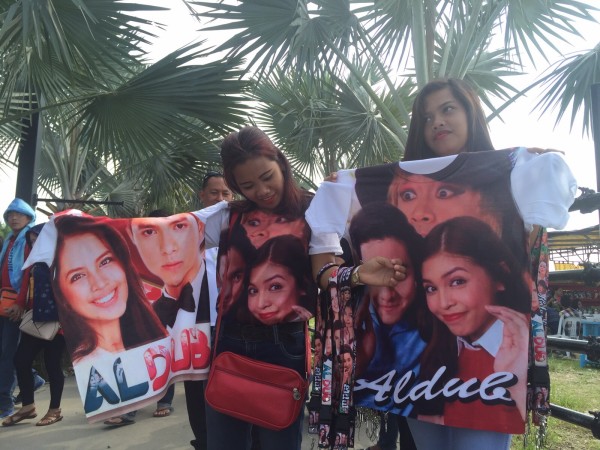 Fans with shirts bearing the faces of Alden Richards and Maine Mendoza. Photo by Rem Zamora/INQUIRER