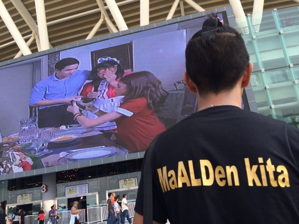 A male fan wears a shirt with the phrase "MaALDen kita," a play on the Filipino phrase for "I love you" and Alden Richards' name. Photo by Rem Zamora/INQUIRER