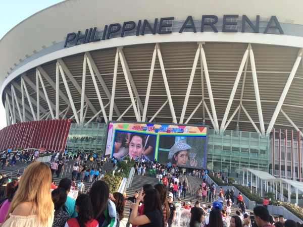 Aldub fans in line outisde Philippine Arena. Photo by Niño Jesus Orbeta/INQUIRER