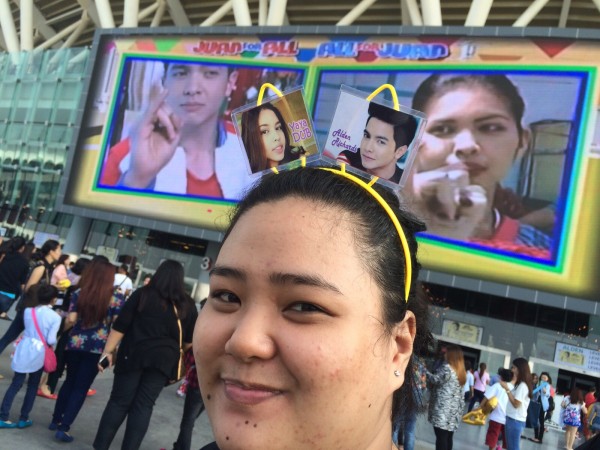 An Aldub fan smiles for the camera Photo by Niño Jesus Orbeta/INQUIRER