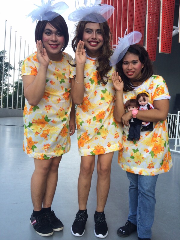 Fans dress up as Yaya Dub's grandmothers outside Philippine Arena. Photo by Niño Jesus Orbeta/INQUIRER