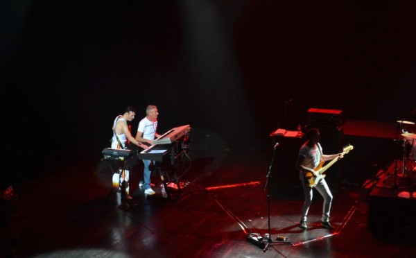 Gary Mullen tries his hand at the keyboard with Malcolm Gentles during One Night of Queen at Solaire, Manila. Photo by Kristine Sabillo/INQUIRER.net