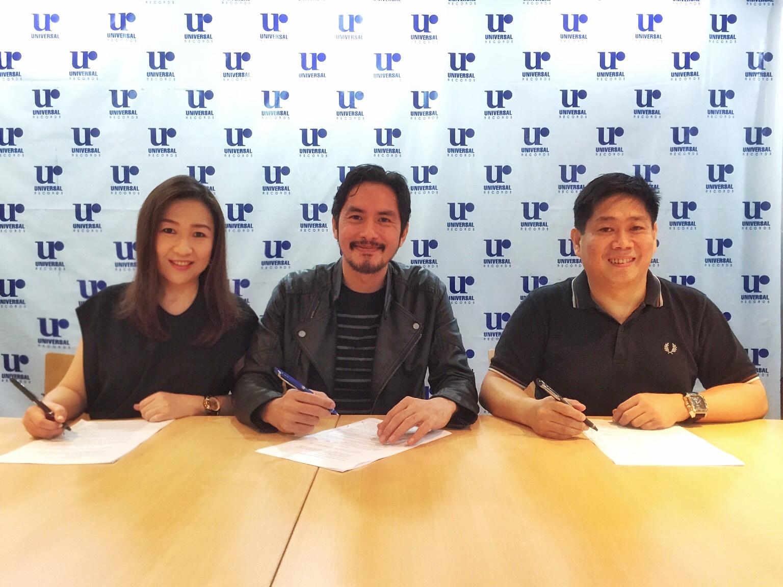 Universal Records General Manager Kathleen Dy-Go, Rico Blanco and Universal Records Operations Manager Peter Chan