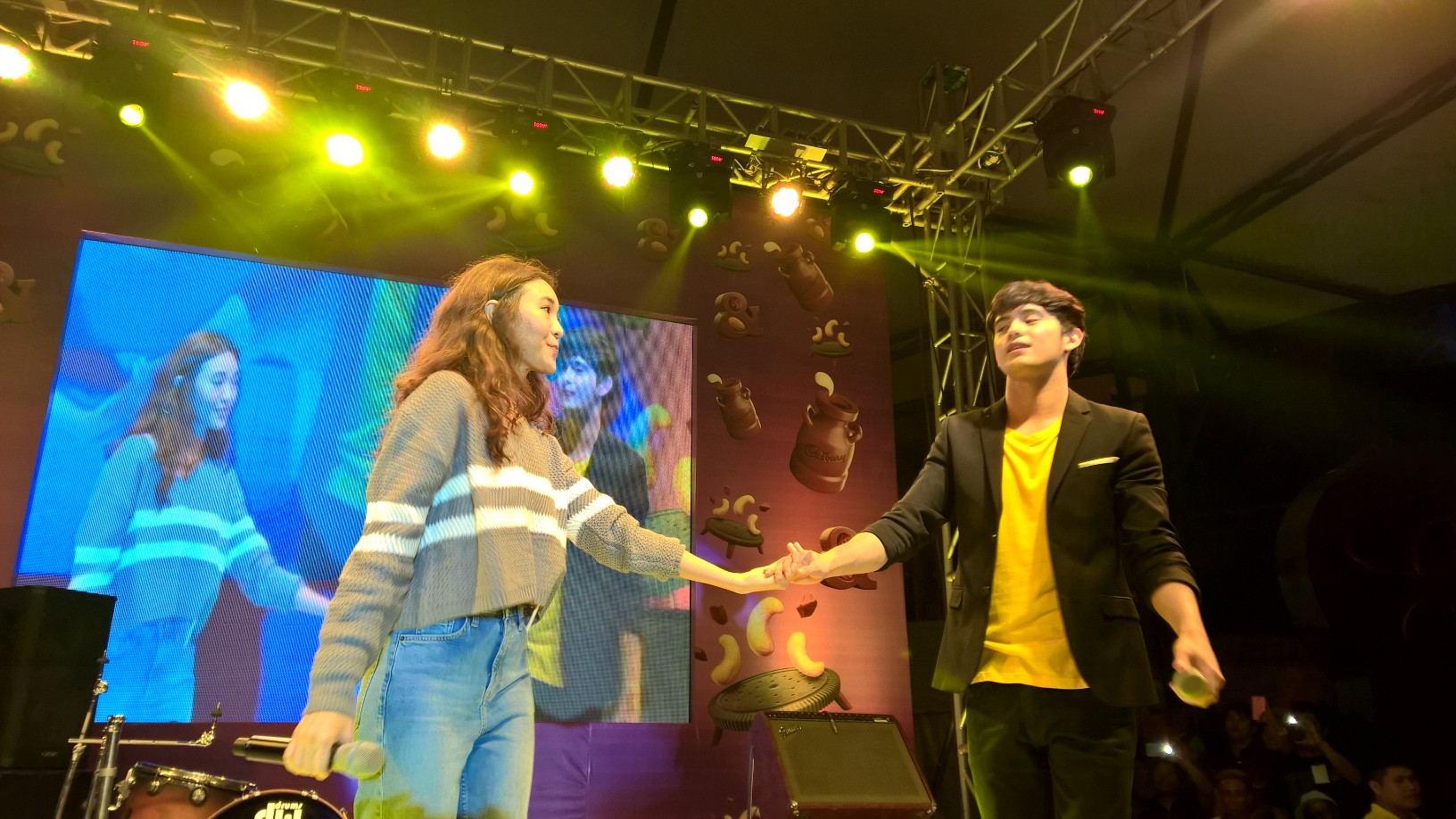 James Reid sings on stage with a lucky fan. ARVIN MENDOZA