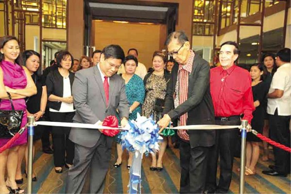 Ribbon-cutting ceremony is participated in by Chair Toto Villareal (left) and filmmaker Emmanuel H. Borlaza, while veteran TV host German Moreno (in red) looks on.