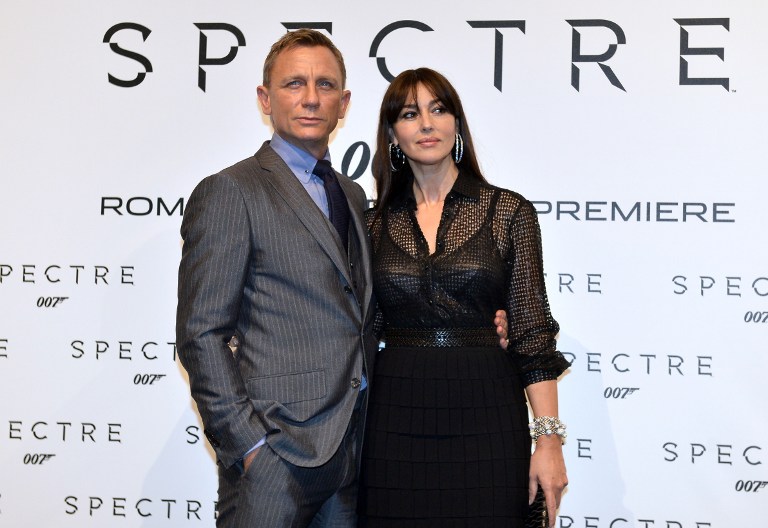British actor Daniel Craig and Italian actress Monica Belluci (R) attend the Premiere of the new James Bond film 'Spectre' on October 27, 2015 in Rome.  AFP PHOTO / TIZIANA FABI / AFP / TIZIANA FABI