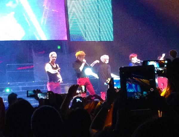  Lucky Filipino fans had group photo with GOT7 members on stage.