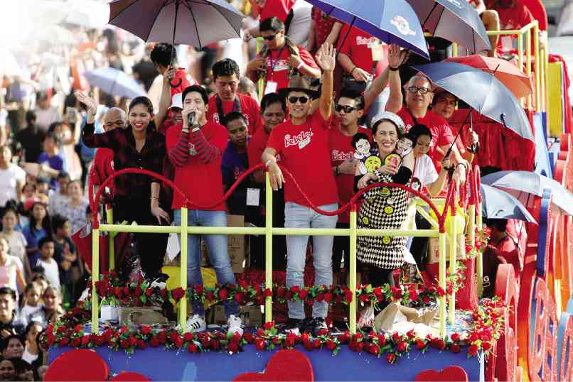 AT THE ANNUAL Metro Manila Film Festival’s float parade last Wednesday, onlookers resoundingly  cheered the “My Bebe Love” cast , which includes (front row, from left) Maine Mendoza, Alden Richards,  Vic Sotto and Ai-Ai delas Alas. Director Jose Javier Reyes is behind Ai-Ai.  RICHARD A. REYES