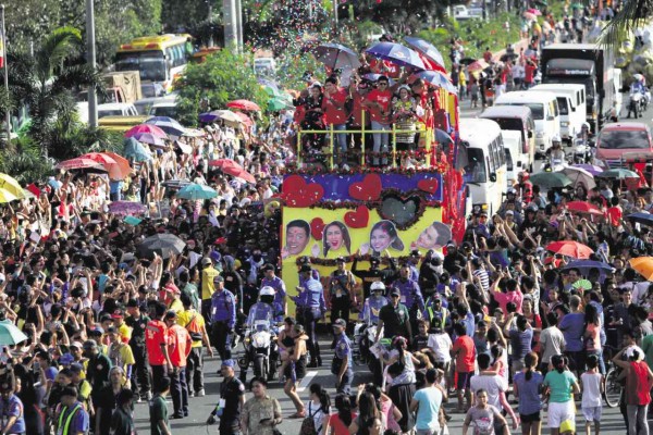 FANS mob the float of “My Bebe Love” during last December’s MMFF parade. Richard Reyes 