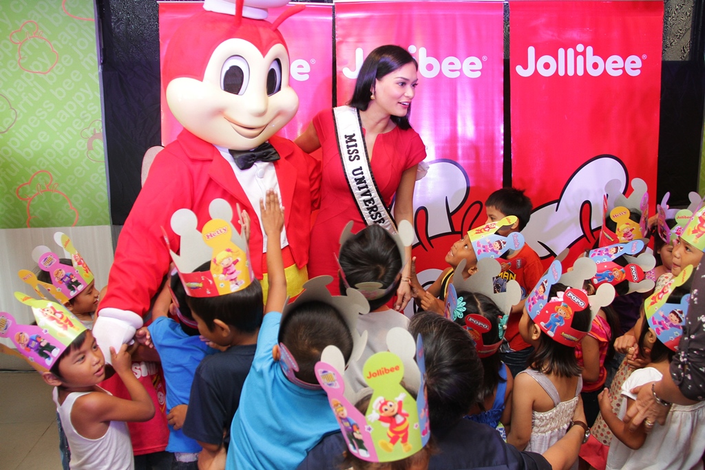 DREAMS OF A QUEEN. The orphans of Manila’s ERMA Foundation were all excited and asked questions about how Miss Universe 2015 Pia Wurtzbach made her dreams come true. She gamely answered the questions of the kids and even gave pieces of advice.