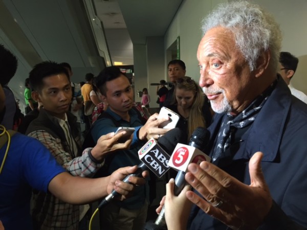 Tom Jones arrives at Naia as members of the local press did an interview. POCHOLOC CONCEPCION/ INQUIRER Lifestyle