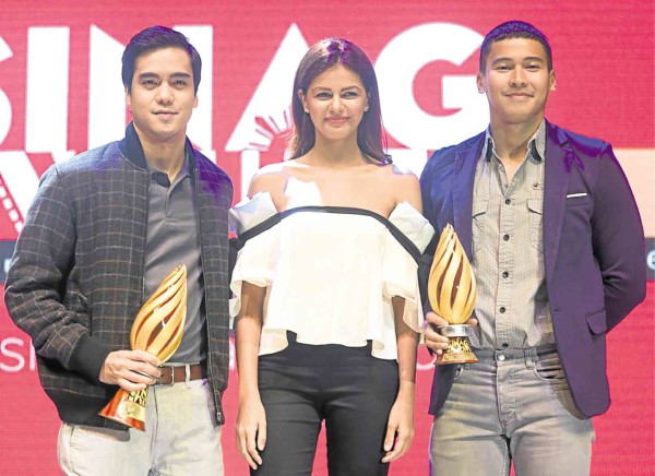 ACCEPTING SM People’s Choice Award for “Lila” are (from left) director Gino Santos and actors Janine Gutierrez and Enchong Dee.  Photos by ELOISA LOPEZ