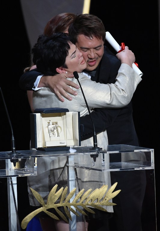Filipino actress Jaclyn Jose (L) celebrates on stage next to her daughter, Filipino actress Andi Eigenmann, and Filipino director Brillante Mendoza after being awarded with the Best Actress prize during the closing ceremony of the 69th Cannes Film Festival in Cannes, southern France, on May 22, 2016. / AFP PHOTO / ALBERTO PIZZOLI