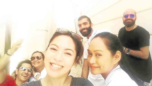 FILIPINOS Sarah Pagcaliwagan (second from left), Joan Bugcat (third from left) and Mercedes Cabral (fourth from left) and the Kuwaiti TV series’ staff.        Photos courtesy of Sarah Pagcaliwagan