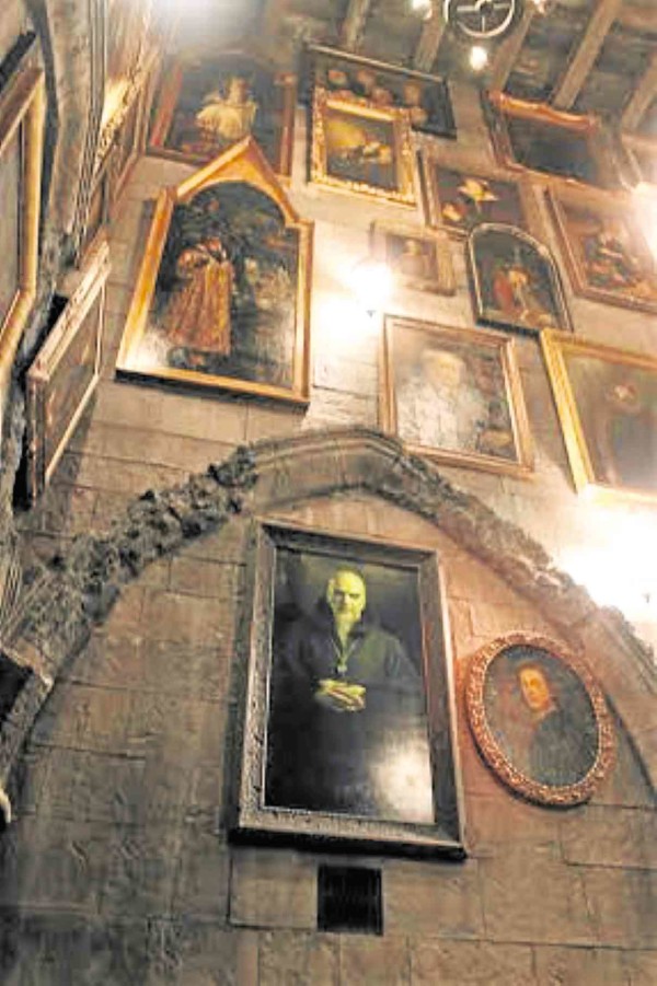 HALL of moving portraits inside the Hogwarts Castle