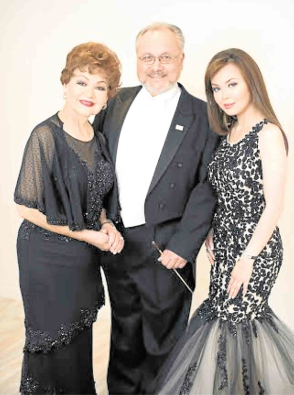 ROBERT Shroder flanked by La Torre and Anna Maria Perez de Tagle (right)  Hydee Abrahan/ Studio 1003 