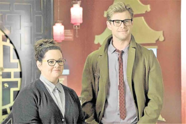 MELISSA McCarthy and Chris Hemsworth in “Ghostbusters”