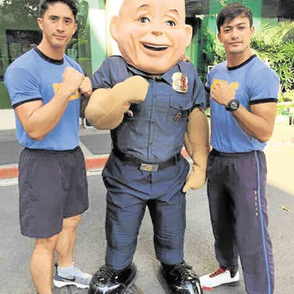 COPS Don Macgyver Cochico (left) and Neil Perez pose with a “Gen. Bato” mascot.         www.imgrum.net