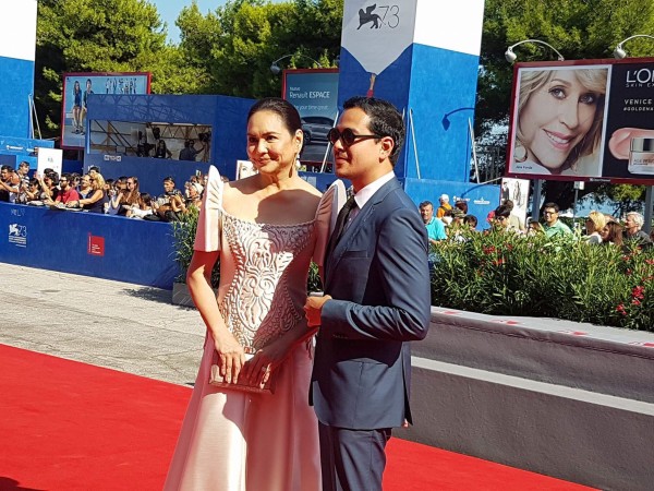 Charo Santos and John Lloyd Cruz on the red carpet. Photo by Ronald Arguelles