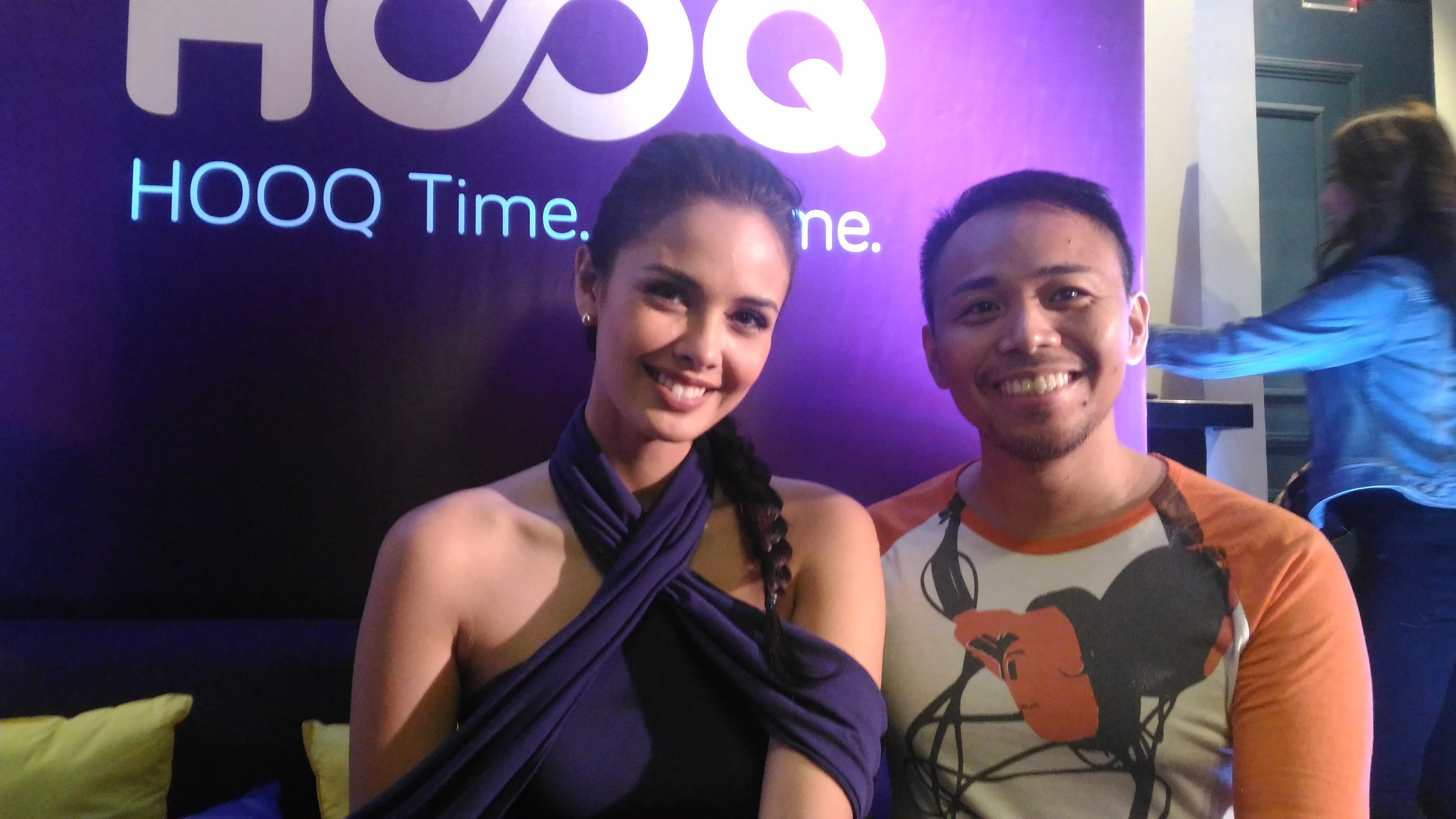 Beauty queen Megan Young is Hooq’s Philippine ambassador. Here she is shown with an ecstatic fan. Photo by TOTEL V. DE JESUS