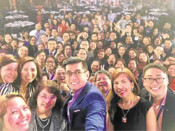 GERONIMO (foreground) takes a selfie with the PR congress’ participants.