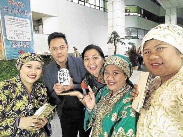 Sheron Dayoc shares trophy with his producers from Anak Mindanao and editor Pabelle Manikan (third from left).