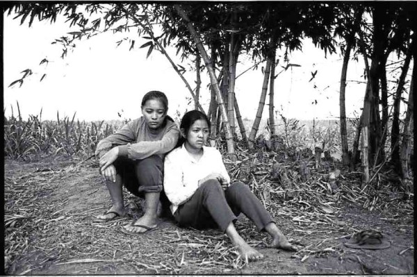 Banaue Miclat (left) and Sigrid Andrea Bernardo in “Ebolusyon ng Isang Pamilyang Pilipino”