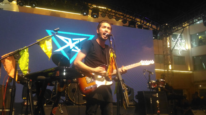"We only write songs, but you guys make them hits," Rico Blanco told the audience. Photo by Totel V. de Jesus
