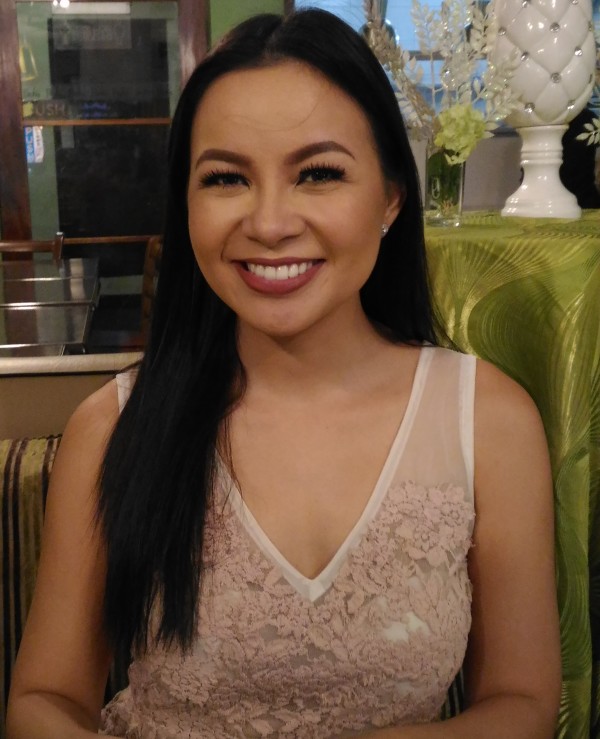 Sitti sits with a smile and still, she sizzles more. PHOTO by Totel V. de Jesus