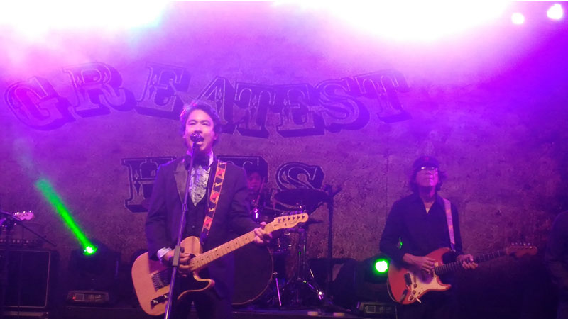 Ely Buendia sings hits he did with Eraserheads. His secret weapon, veteran axeman Nito Adriano at his right. Photo by TOTEL V. DEJESUS