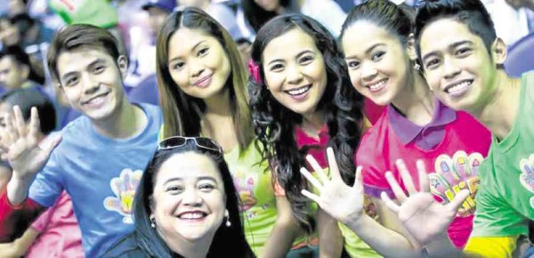 Sienna with the Hi5 cast (from left): Fred Lo, Alex Reyes, Rissey Reyes, Aira Biñas and Gerard Pangusan.