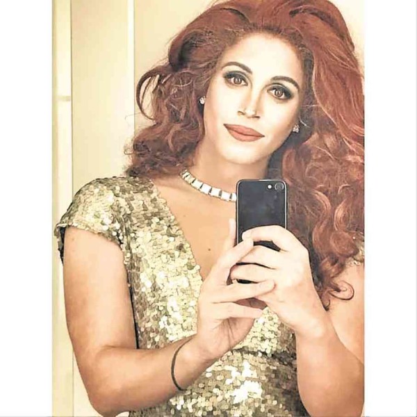 Paolo Ballesteros as Julia Roberts at the Tokyo fest.