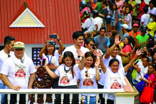 METRO MANILA FILM FEST PARADE/ DECEMBER 23 2016Cast of Kabisera including Nora Aunor waves to the crowd during MMFF 2016 parade in Manila, Friday.INQUIRER PHOTO/ KIMBERLY DELA CRUZ
