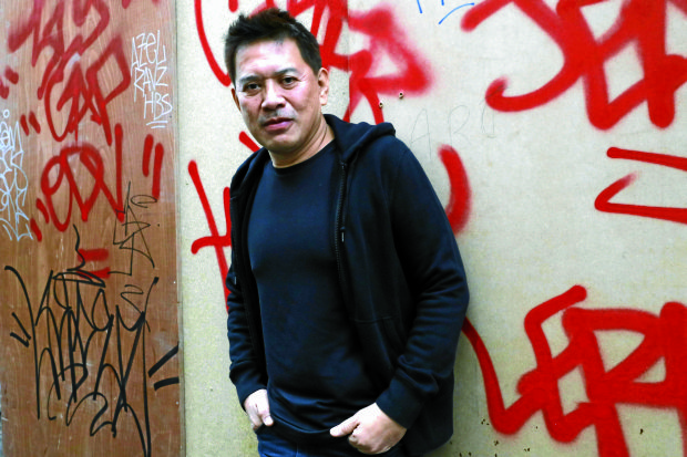 NEWWAVE OF MOVIEMAKERS Award-winning director BrillanteMendoza has turned his cinematic skills to promoting someone many in theWestwould see as an unlikely hero—President Duterte and his deadlywar on illegal drugs. —AFP
