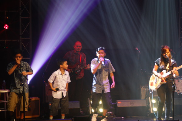 IN THIS PHOTO, Kitchie Nadal sings with three kids from the Junior Rappers. PHOTO by Gianna Francesca Catolico/INQUIRER.net