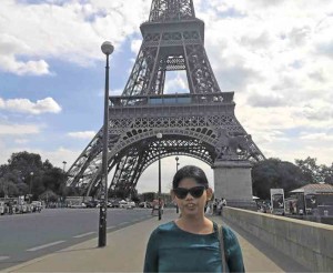 Katchcry Jewel Golbin, the blind Fillipina singer who will compete in the finals of France Got Talent on Dec. 13, 2016, relaxes by visiting the Eiffel Tower in Paris. (PHOTO FROM MS. GOLBIN'S FACEBOOK PAGE)
