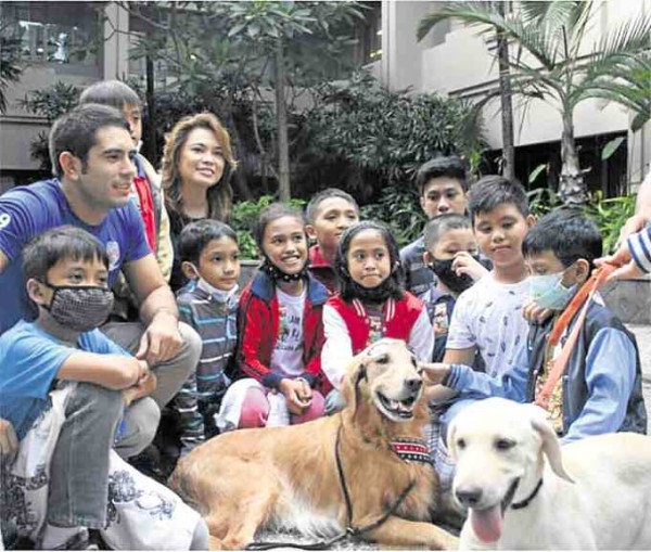  Gerald and his therapy dogs visit young cancer patients.