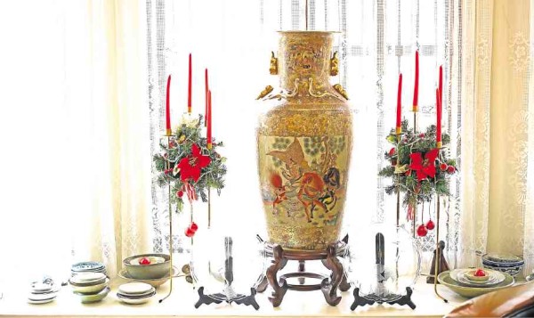 Chinese jar, china and lacquerware collection, and Advent wreaths