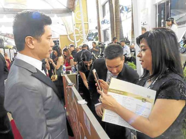 Fil-Am Reggie Lee (left), star of “Grimm,” being interviewed by Nimfa Rueda for the Philippine Daily Inquirer