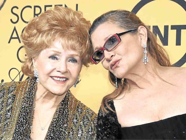 Debbie Reynolds (left) and Carrie Fisher—AFP