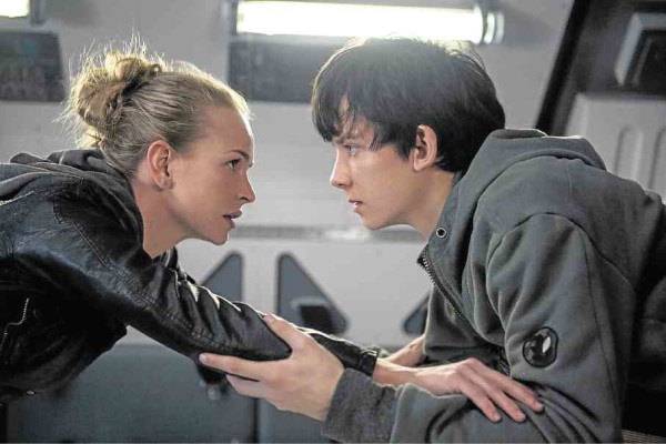Britt Robertson (left) and Asa Butterfield in “The Space Between Us”