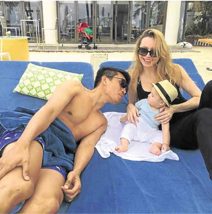 James Yap (left), and his baby MJ with girlfriend Mic Cazzola in Boracay