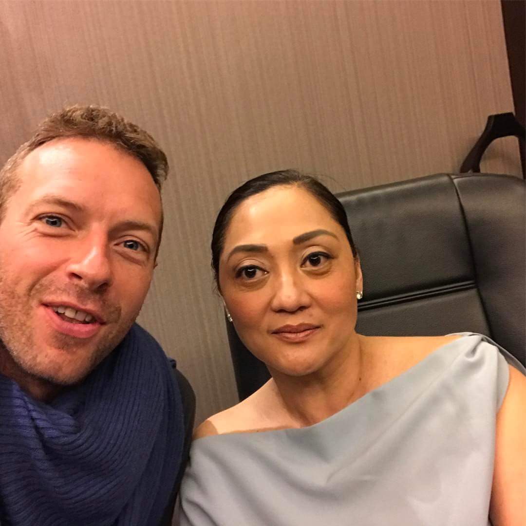 Coldplay frontman Chris Martin with MMI Live CEO Rhiza Pascua. FROM PASCUA'S FACEBOOK PAGE