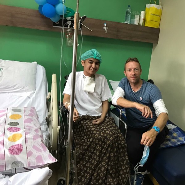 Coldplay vocalist Chris Martin takes his time to visit cancer-stricken fan Ken Valiant Santiago hours before his band's Manila concert. PHOTO FROM RHIZA PASCUA 