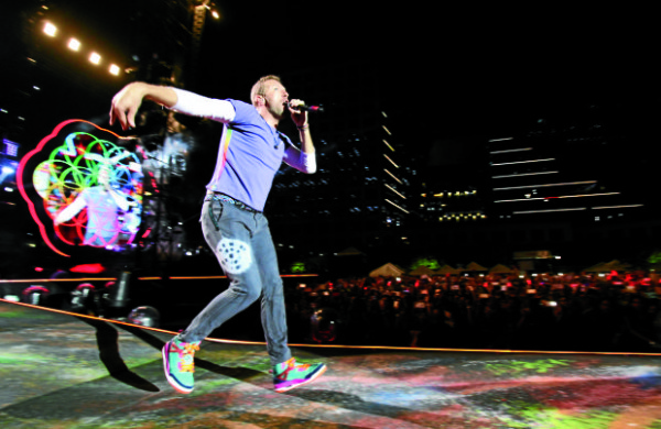 ChrisMartin of Coldplay performs during Tuesday’s concert in Mall of Asia open grounds in Pasay City. —RICHARDA. REYES