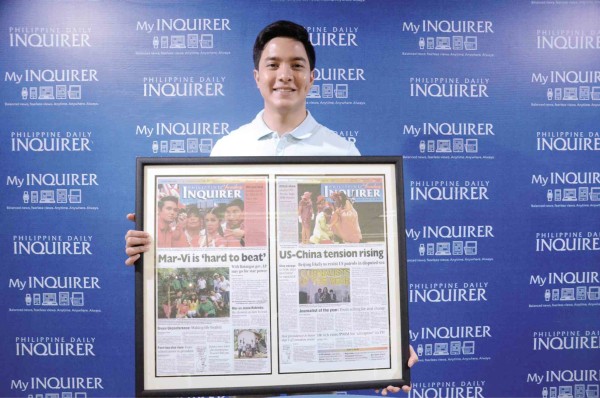Actor Alden Richards holds framed Inquirer front page stories that feature the “kalyeserye.”—PHOTOS BY ARNOLD ALMACEN