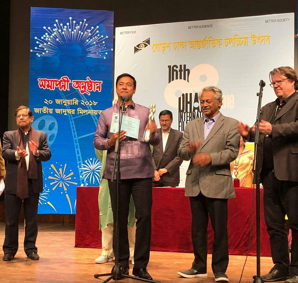 Allen Dizon accepts best actor trophy at the Dhaka International Film Festival. Photos courtesy of Dennis Evangelista